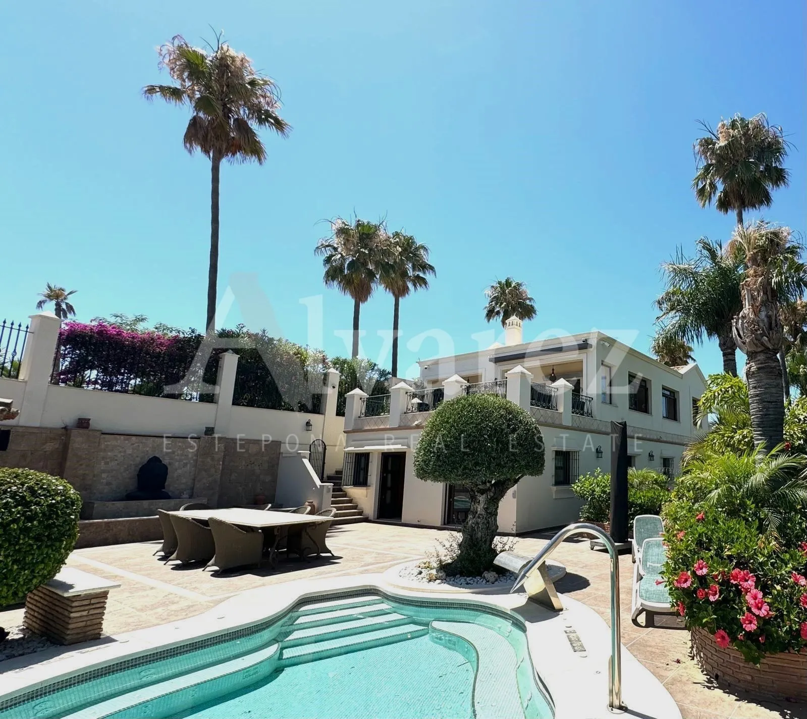La piscina y el jardín de la villa de El Padrón